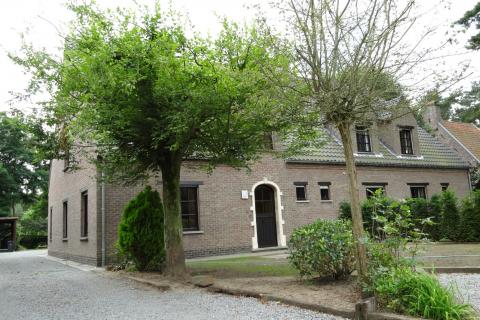 VERHUURD !!!  Half open bebouwing in residentiële verkaveling