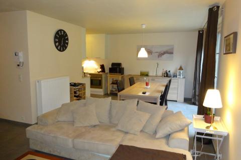 VERHUURD !!! Ruim recent appartement met 2 slaapkamers en terras