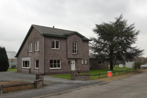 VERHUURD !!! Ruime woning met een grote tuin.