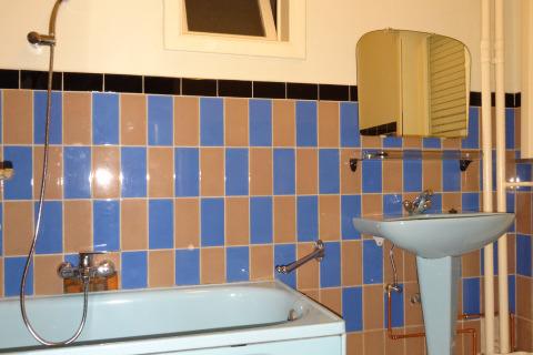 VERHUURD !!! Ruime woning met een grote tuin.