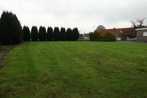 VERHUURD !!! Ruime woning met een grote tuin.