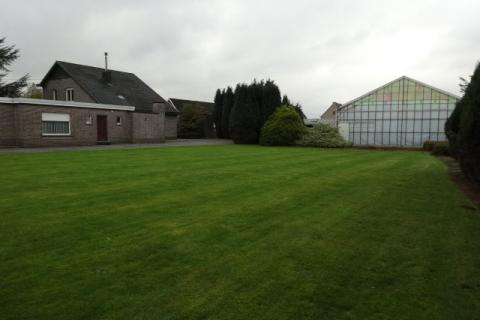 VERHUURD !!! Ruime woning met een grote tuin.