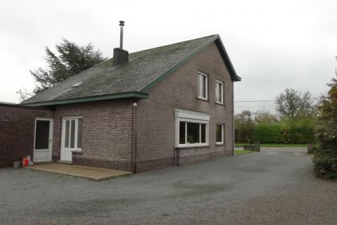 VERHUURD !!! Ruime woning met een grote tuin.