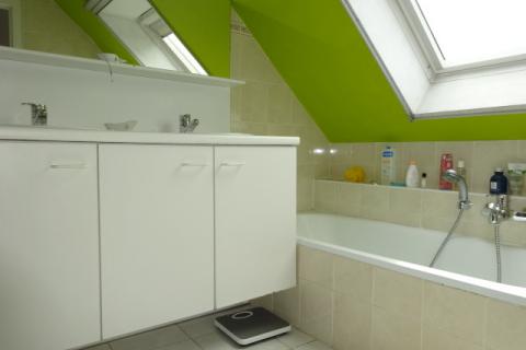 VERHUURD !!! Duplex-dakappartement in centrum van Melle