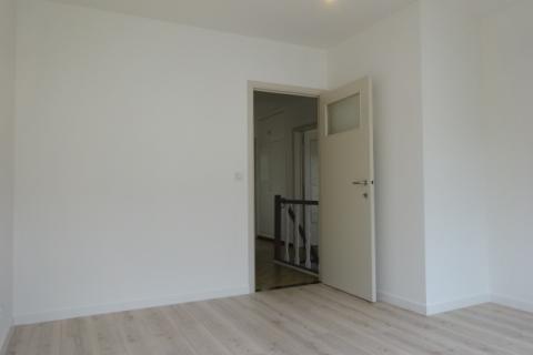 Gerenoveerd appartement met 2 slpk en garage 