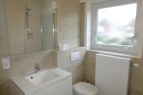 Gerenoveerd appartement met 2 slpk en garage 