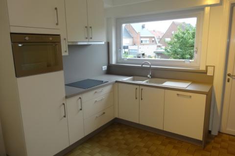 Gerenoveerd appartement met 2 slpk en garage 