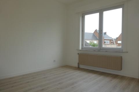 Gerenoveerd appartement met 2 slpk en garage 