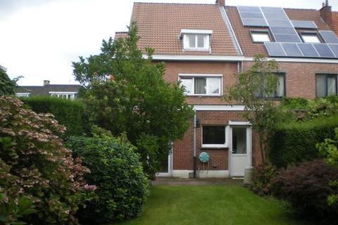 Ruime woning, mooi en rustig gelegen te Gentbrugge