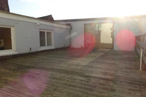 VERHUURD !!! Zeer ruim duplex appartement met ruim dakterras