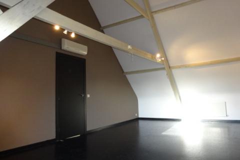 VERHUURD !!! Zeer ruim duplex appartement met ruim dakterras
