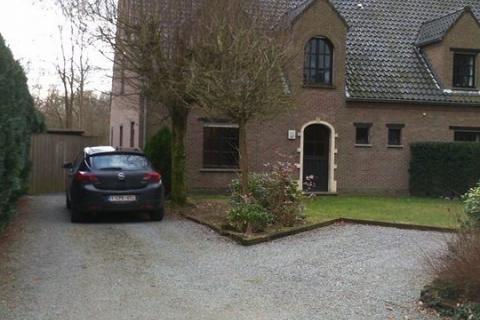 Instapklare halfopen bebouwing met 4 slaapkamers gelegen in de prachtige Bommels te Heusden