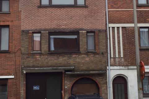 Volledig te renoveren casco rijwoning met veel potentieel  te Gentbrugge.