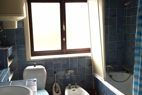Volledig te renoveren casco rijwoning met veel potentieel  te Gentbrugge.