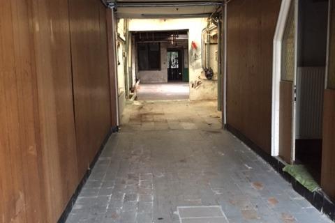 Volledig te renoveren casco rijwoning met veel potentieel  te Gentbrugge.