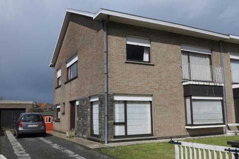 Gezellige half open bebouwing met 3 slaapkamers en ruime fraai aangelegde tuin. 