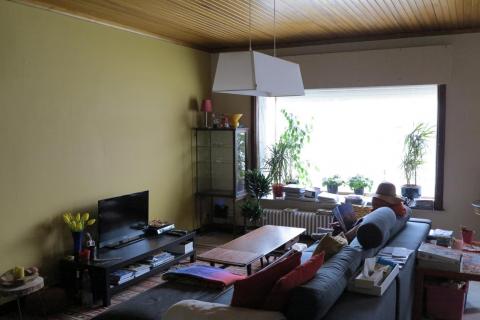 Gezellige half open bebouwing met 3 slaapkamers en ruime fraai aangelegde tuin. 