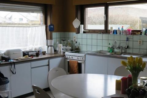 Gezellige half open bebouwing met 3 slaapkamers en ruime fraai aangelegde tuin. 