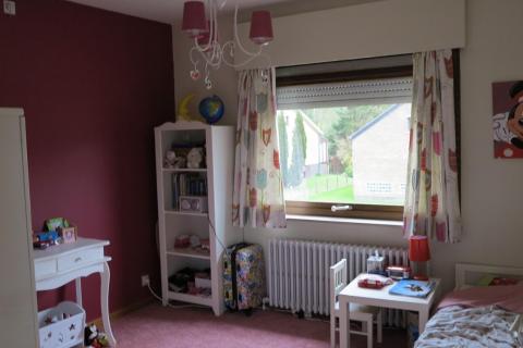 Gezellige half open bebouwing met 3 slaapkamers en ruime fraai aangelegde tuin. 