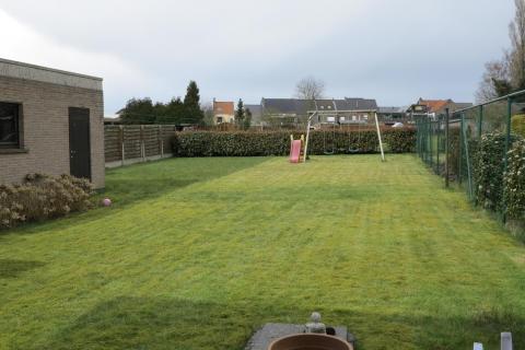 Gezellige half open bebouwing met 3 slaapkamers en ruime fraai aangelegde tuin. 