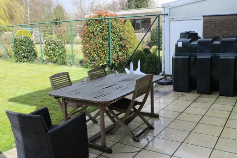 Gezellige half open bebouwing met 3 slaapkamers en ruime fraai aangelegde tuin. 
