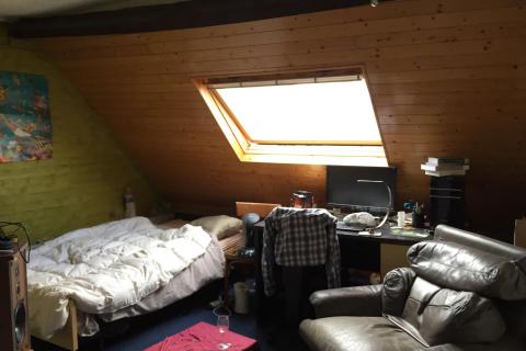 drie aanpalende woningen gelegen in studentenbuurt van gent. 
