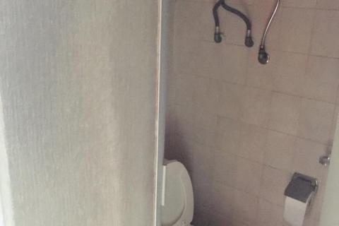 drie aanpalende woningen gelegen in studentenbuurt van gent. 