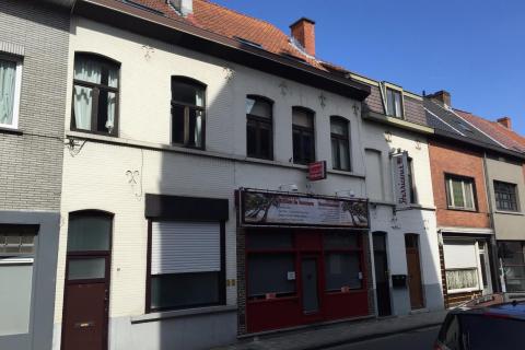 drie aanpalende woningen gelegen in studentenbuurt van gent. 