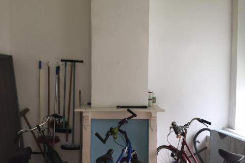 drie aanpalende woningen gelegen in studentenbuurt van gent. 
