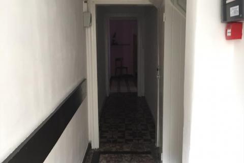 drie aanpalende woningen gelegen in studentenbuurt van gent. 