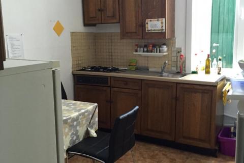 drie aanpalende woningen gelegen in studentenbuurt van gent. 