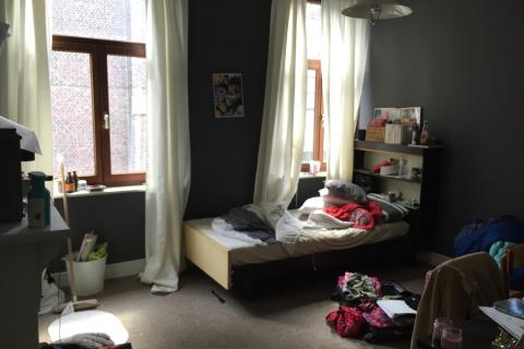 drie aanpalende woningen gelegen in studentenbuurt van gent. 