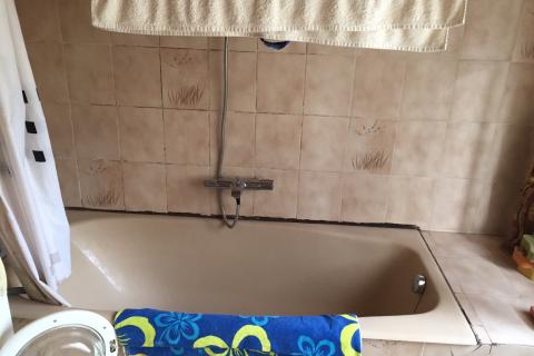 Op te frissen rijwoning met veel mogelijkheden te Gentbrugge.