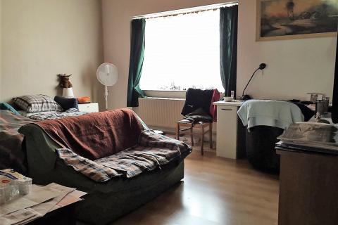 Op te frissen rijwoning met veel mogelijkheden te Gentbrugge.