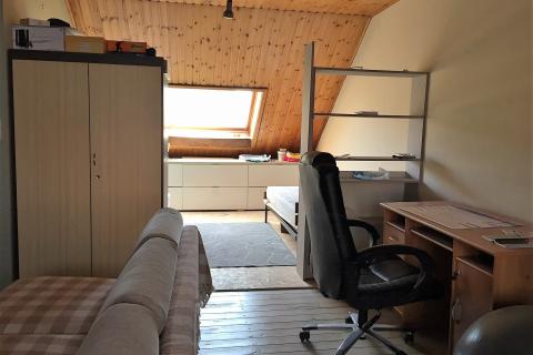 Op te frissen rijwoning met veel mogelijkheden te Gentbrugge.