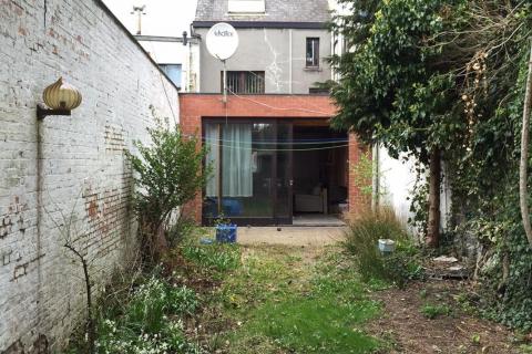 Op te frissen rijwoning met veel mogelijkheden te Gentbrugge.