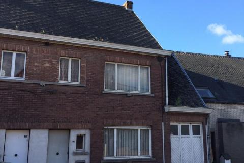 Te renoveren rijwonning