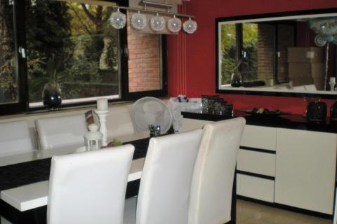 Gelijkvloers 2 slpk appartement te Melle Leeuw met garage. 
