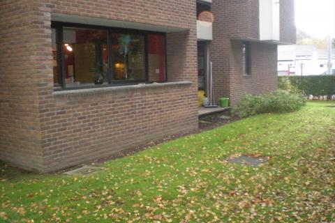 Gelijkvloers 2 slpk appartement te Melle Leeuw met garage. 