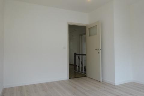 Gerenoveerd appartement met 2 slpk en garage 