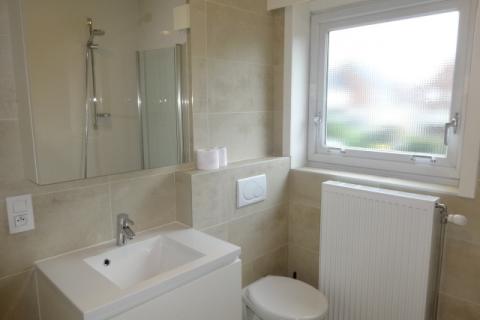 Gerenoveerd appartement met 2 slpk en garage 