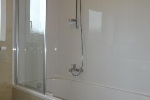 Gerenoveerd appartement met 2 slpk en garage 