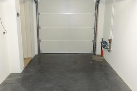Gerenoveerd appartement met 2 slpk en garage 