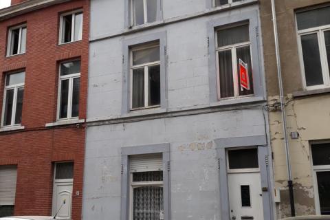 ( VERKOCHT ) Te renoveren rijwoning met 2 SLPK te Gent 