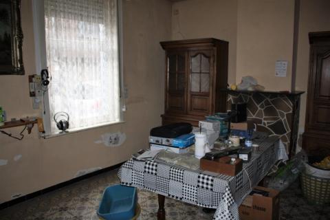 ( VERKOCHT ) Te renoveren rijwoning met 2 SLPK te Gent 
