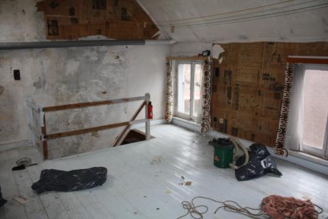 ( VERKOCHT ) Te renoveren rijwoning met 2 SLPK te Gent 