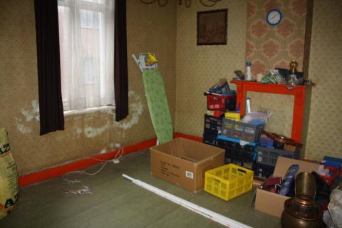( VERKOCHT ) Te renoveren rijwoning met 2 SLPK te Gent 