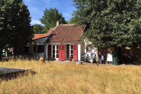 ( OPTIE ) Bouwgrond met klein huisje