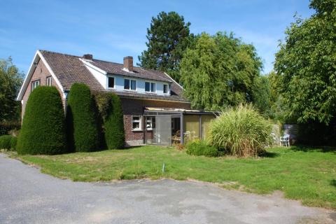 ( OPTIE ) Op te frissen villa met prachtige stukken grond 