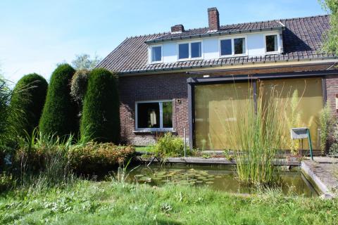 ( OPTIE ) Op te frissen villa met prachtige stukken grond 